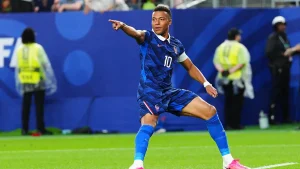 Mbappé no se rinde: firma doblete, iguala a Klose y se acerca al récord de Messi en los Mundiales