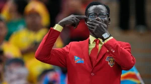 ¿Quién es el aficionado de la República Democrática del Congo que se para como una estatua en los partidos del Mundial?