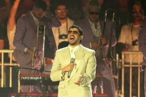 Bad Bunny se convierte en el primer artista latino en recaudar 1,000 millones