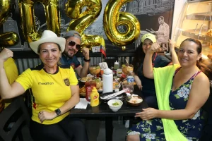 Derrota de Ecuador en el Mundial sacude, pero no desanima a sus fans en Los Ángeles