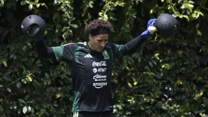 Memo Ochoa retratado por su hija en la justa dimensión de su carrera es traicionado por las lágrimas