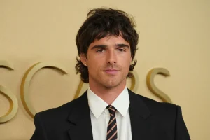 Jacob Elordi genera polémica por su reacción a un fan que le pidió una foto