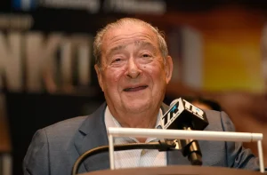 Bob Arum arremete contra el Canelo y pide que se dedique al golf por estar acabado en el boxeo