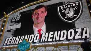 Fernando Mendoza firma contrato millonario con Raiders: ¿cuánto ganará el primer pick del Draft NFL 2026?