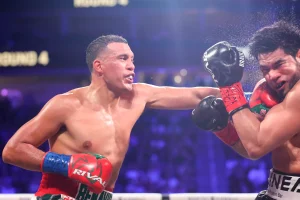 David Benavídez es alabado por Floyd Mayweather Jr.