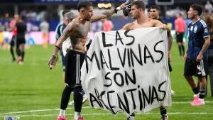 «Las Malvinas son argentinas»: La pancarta que encendió la polémica tras el triunfo albiceleste ante Inglaterra