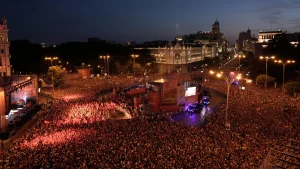España reúne a dos millones de aficionados para celebrar el campeonato a su llegada a Madrid