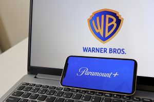 Una jueza federal suspende temporalmente la fusión entre Paramount y Warner Bros.