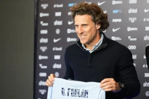 Diego Forlán no descarta nueva convocatoria de Luis Suárez a la selección de Uruguay
