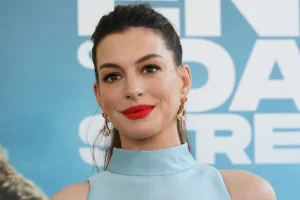 Anne Hathaway presumió su embarazo en la premiere de su nueva película
