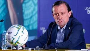 Ni a las nubes se escapa Mikel Arriola del reclamo de los aficionados del fútbol mexicano
