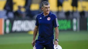 El inesperado cambio de timón en Olympiacos que obliga a Armando Hormiga González a empezar desde cero