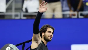 Carlos Alcaraz cae ante Ben Shelton en el US Open, pero se va con una sonrisa tras su regreso