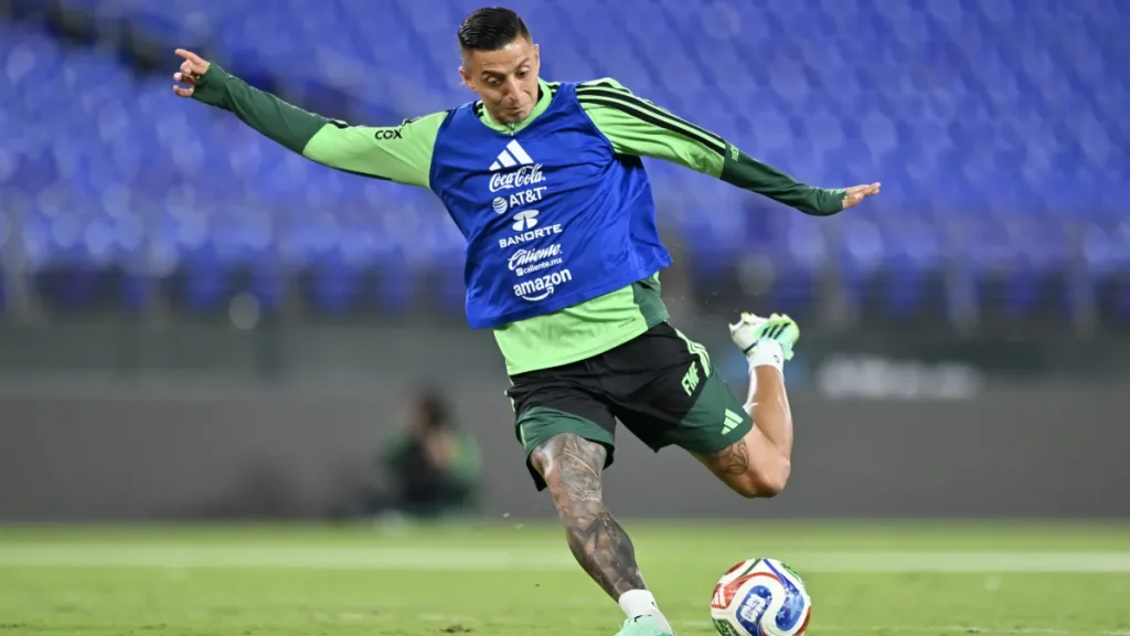 Roberto Alvarado ya dominaba el ruso por culpa de los chismes sobre su salida de Chivas