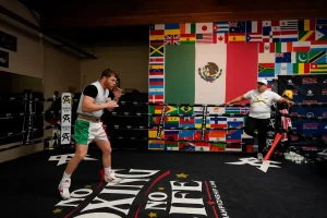 Pese a los rumores Canelo Álvarez ya se encuentra en Arabia Saudita