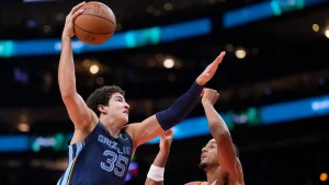 El mexicano Karim López debuta en la NBA
